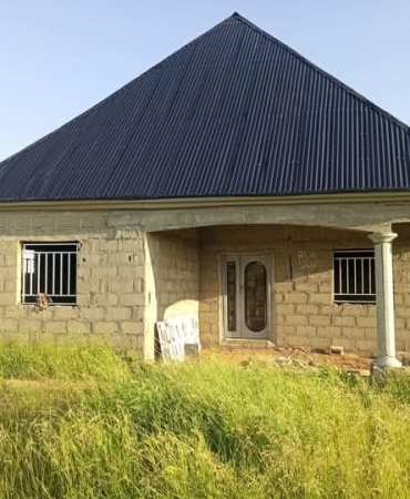 A three bedroom uncompleted house for sále